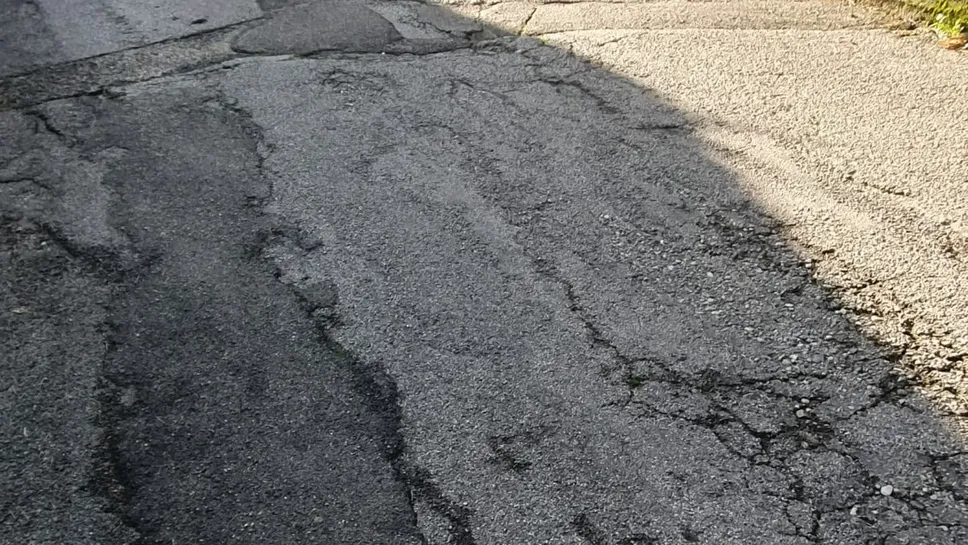 Le condizioni dell’asfalto in via Isonzo