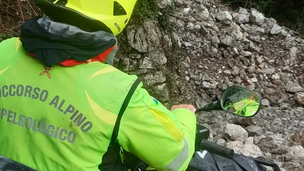 Un uomo del Soccorso alpino in azione ieri a Sala Comacina