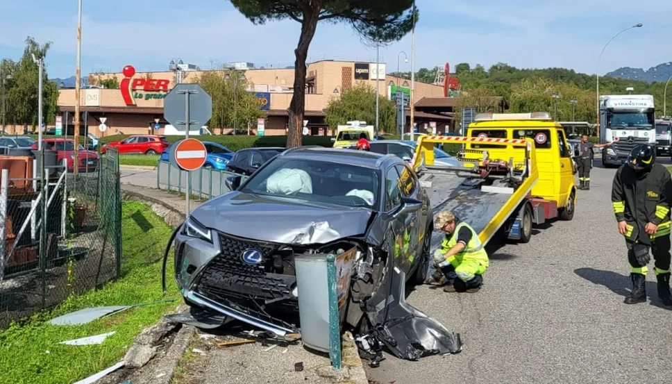 Uno dei tanti incidenti all’incrocio dell’Iper a Grandate Uno dei tanti incidenti all’incrocio dell’Iper a Grandate