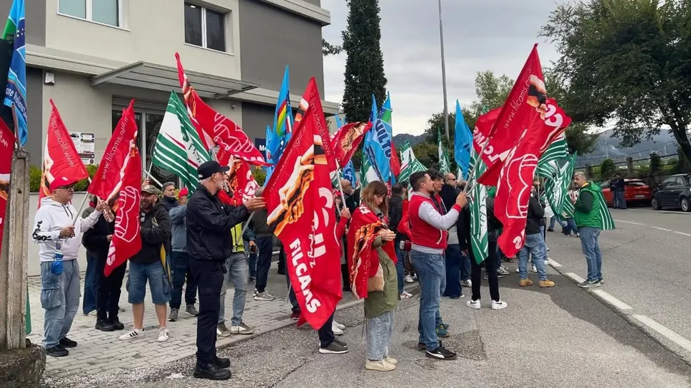 Un momento della manifestazione di ieri a Camerlata