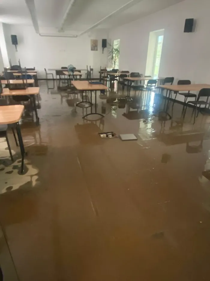Il fango entrato nell’aula studio Edith Stein a Sant’Abbondio
