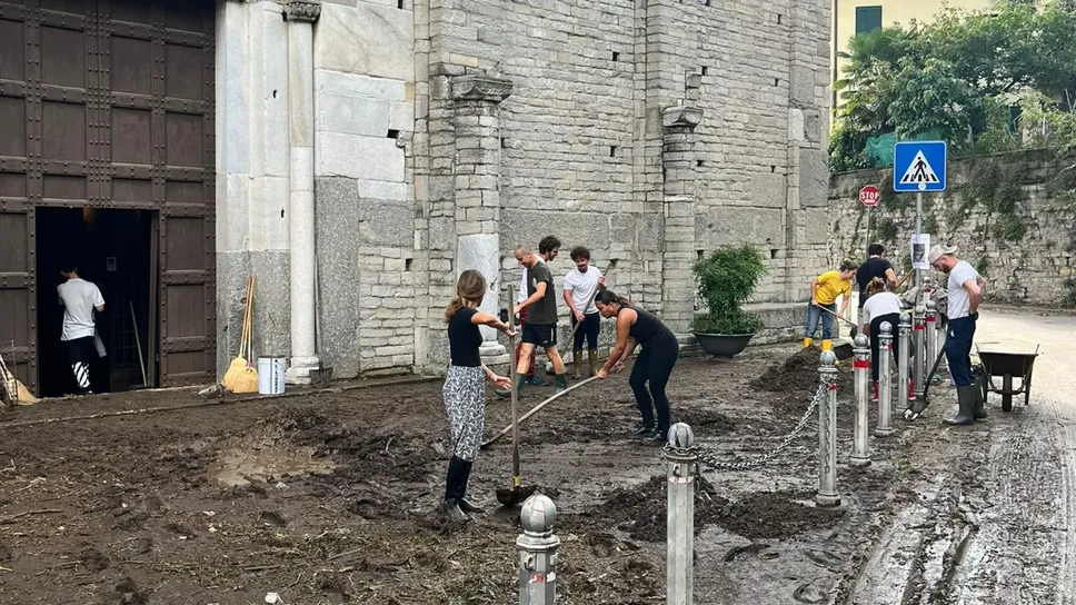 I volontari del fango che in questi giorni hanno liberato il sagrato davanti alla basilica di Sant’Abbondio I volontari del fango che in questi giorni hanno liberato il sagrato davanti alla basilica di Sant’Abbondio