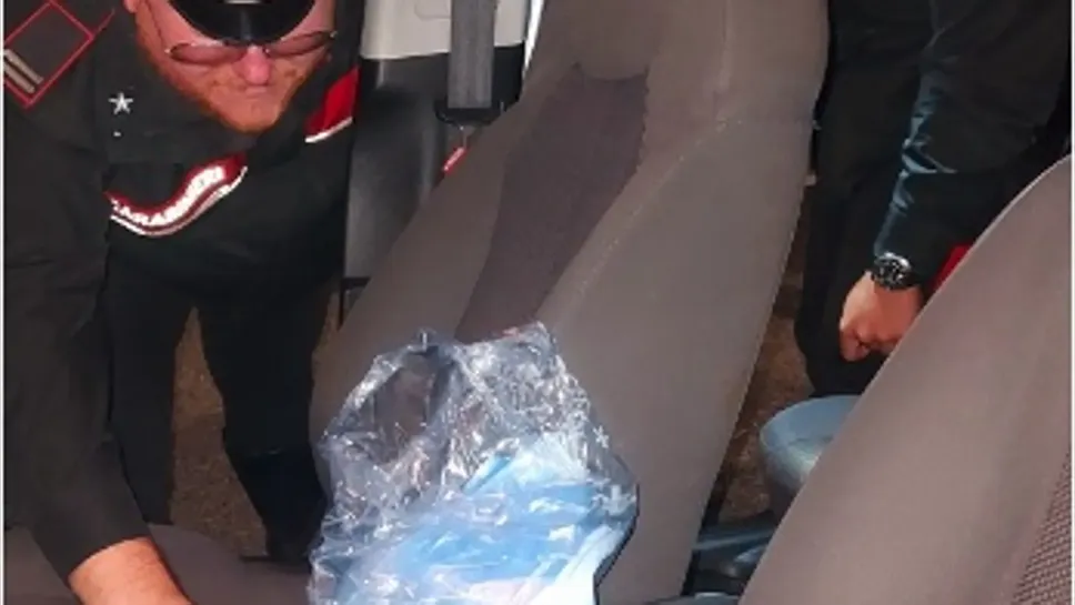 La droga recuperata nell’automobile La droga recuperata nell’automobile