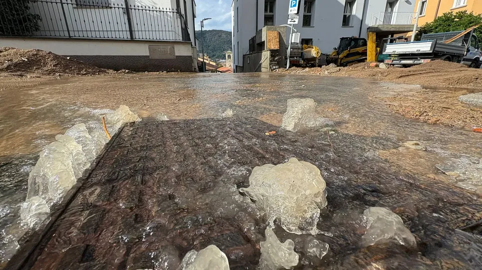 Un tombino “rigurgita” acqua perchè otturato, in città