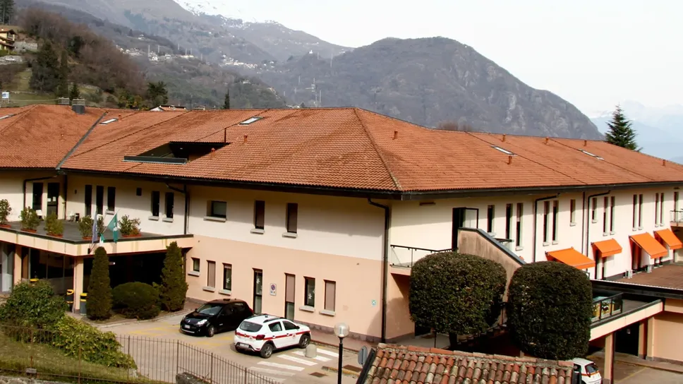 L’esterno dell’ospedale di Menaggio L’esterno dell’ospedale di Menaggio