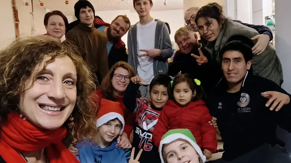 Foto di gruppo per gli inquilini della casa di Fino Mornasco gestita da don Giusto Della Valle: «È stato bello vivere qui tutti insieme»