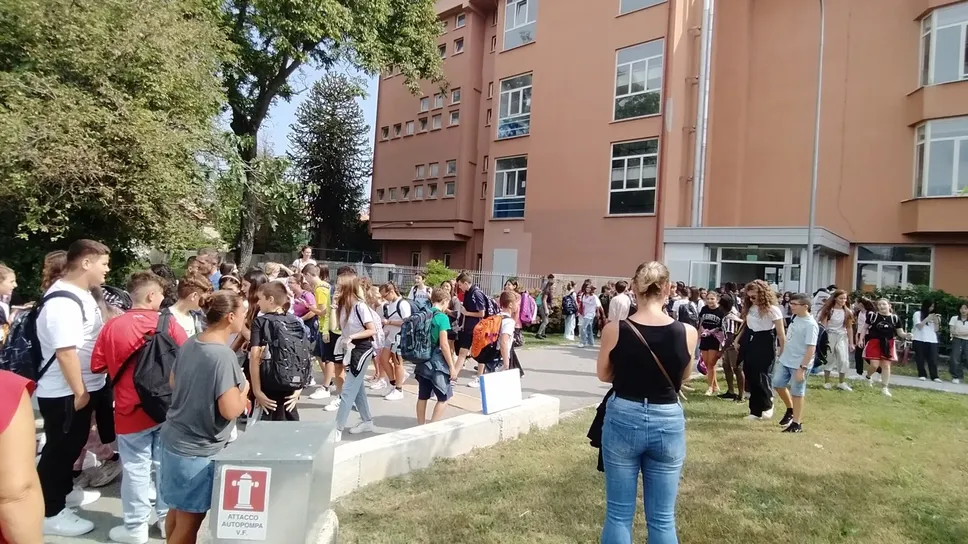 Studenti delle medie con lo zaino: quasi nessuno usa gli armadietti