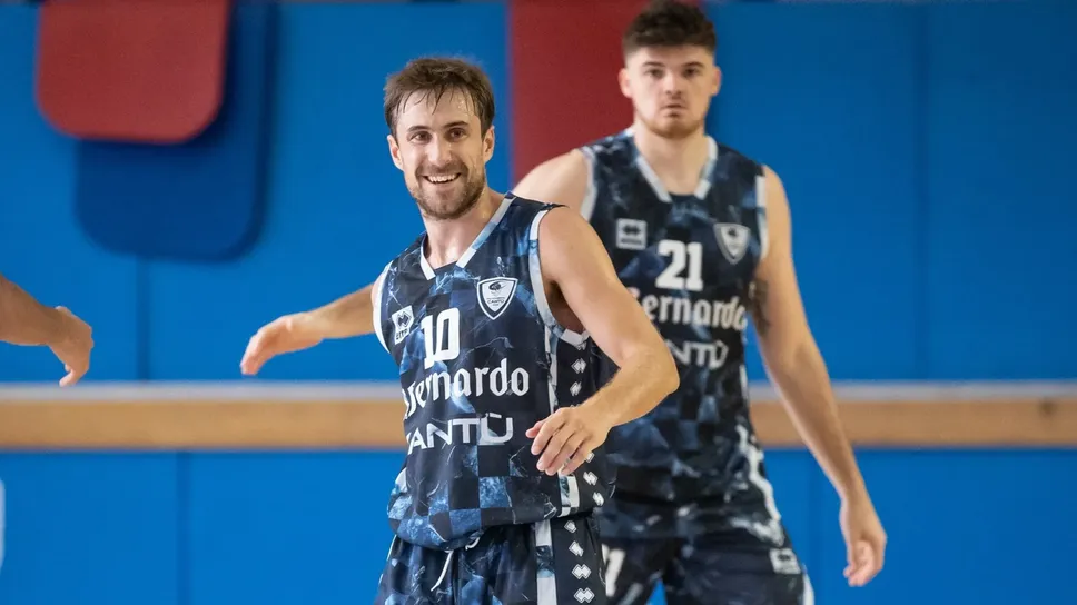 La maglia di Cantù per le amichevoli La maglia di Cantù per le amichevoli