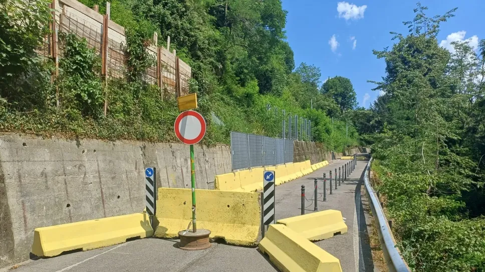 La strada viene chiusa al traffico ogni volta che scatta l’allerta meteo della Protezione Civile La strada viene chiusa al traffico ogni volta che scatta l’allerta meteo della Protezione Civile