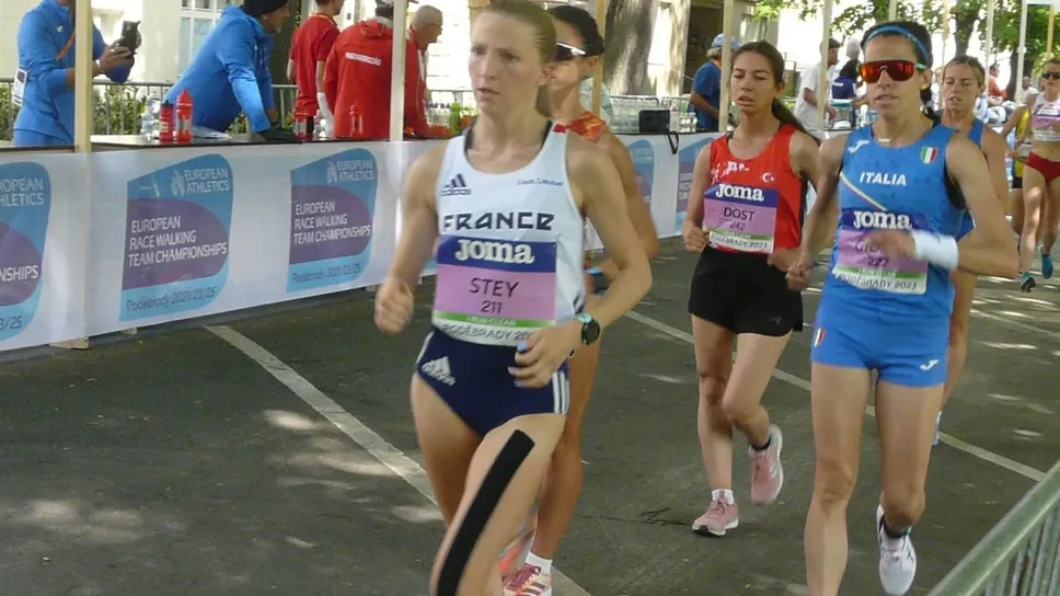 Eleonora Giorgi, 35 anni, in maglia azzurra Eleonora Giorgi, 35 anni, in maglia azzurra