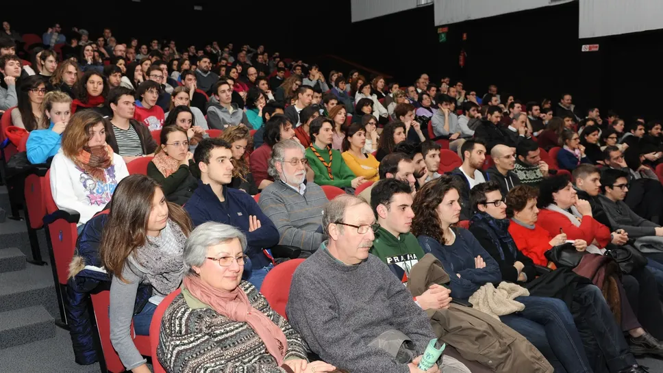 Il Teatro Nuovo di Rebbio strapieno alcuni anni fa. La sala resta chiusa al pubblico Il Teatro Nuovo di Rebbio strapieno alcuni anni fa. La sala resta chiusa al pubblico
