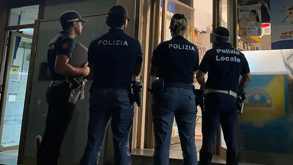 Gli agenti della polizia e della polizia locale davanti a uno dei market etnici di via Milano a cantù