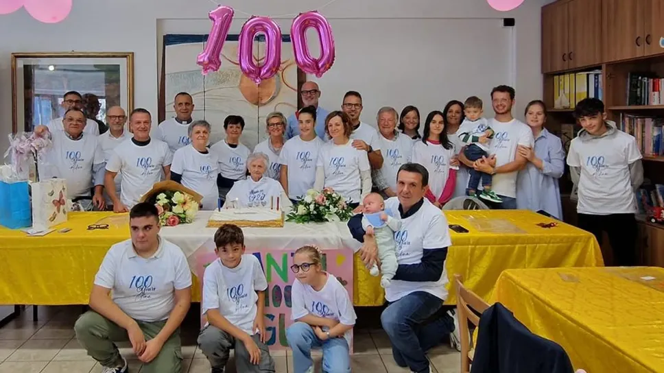 Aldina Borghi festeggia i 100 anni con le figlie, i nipoti e il vicesindaco