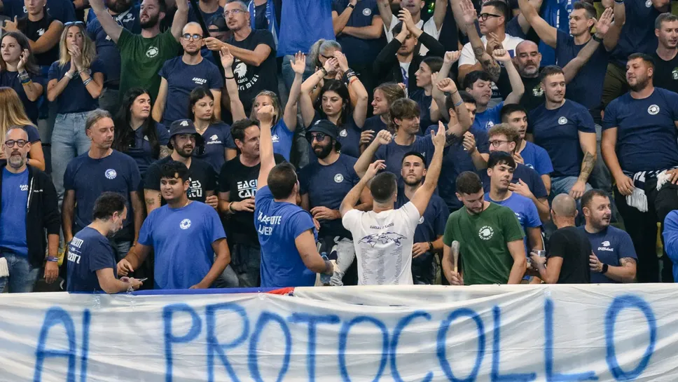 Lo striscione degli Eagles al PalaFrancescucci