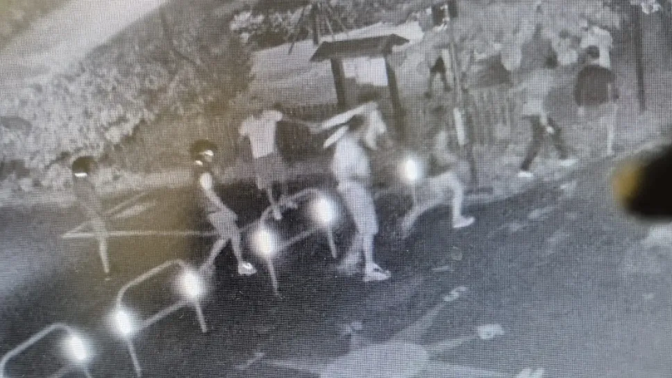 Un’immagine della rissa a Maslianico dalle telecamere di videosorveglianza Un’immagine della rissa a Maslianico dalle telecamere di videosorveglianza