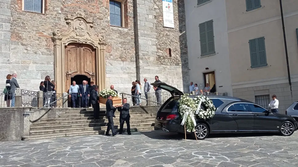 Il feretro coperto di fiori bianchi Il feretro coperto di fiori bianchi