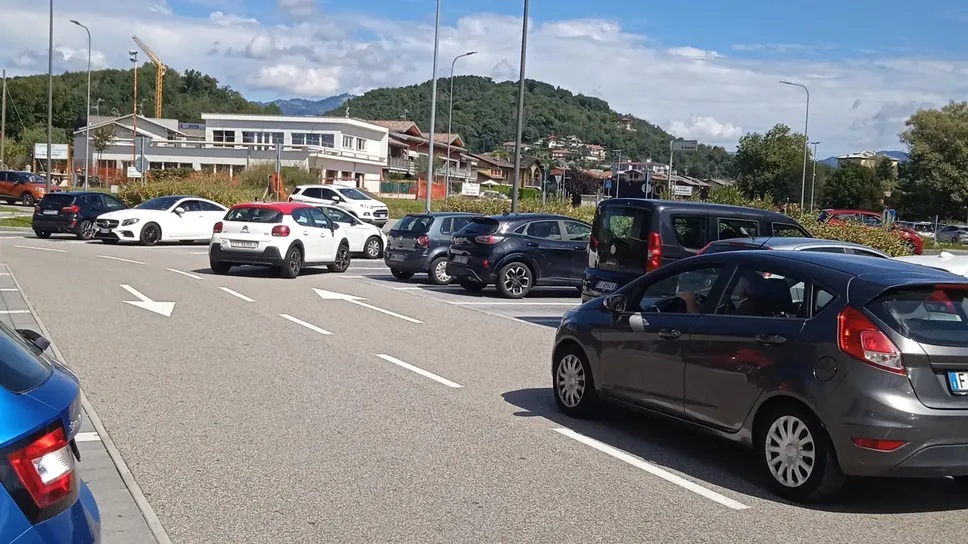 I due napoletani si trovavano nel parcheggio del supermercato Tigros I due napoletani si trovavano nel parcheggio del supermercato Tigros