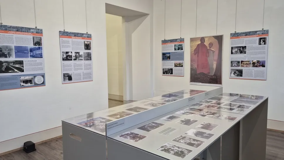 La mostra propone, oltre ai pannelli con la storia del cinema sul Lario, foto, manifesti, video e memorabilia