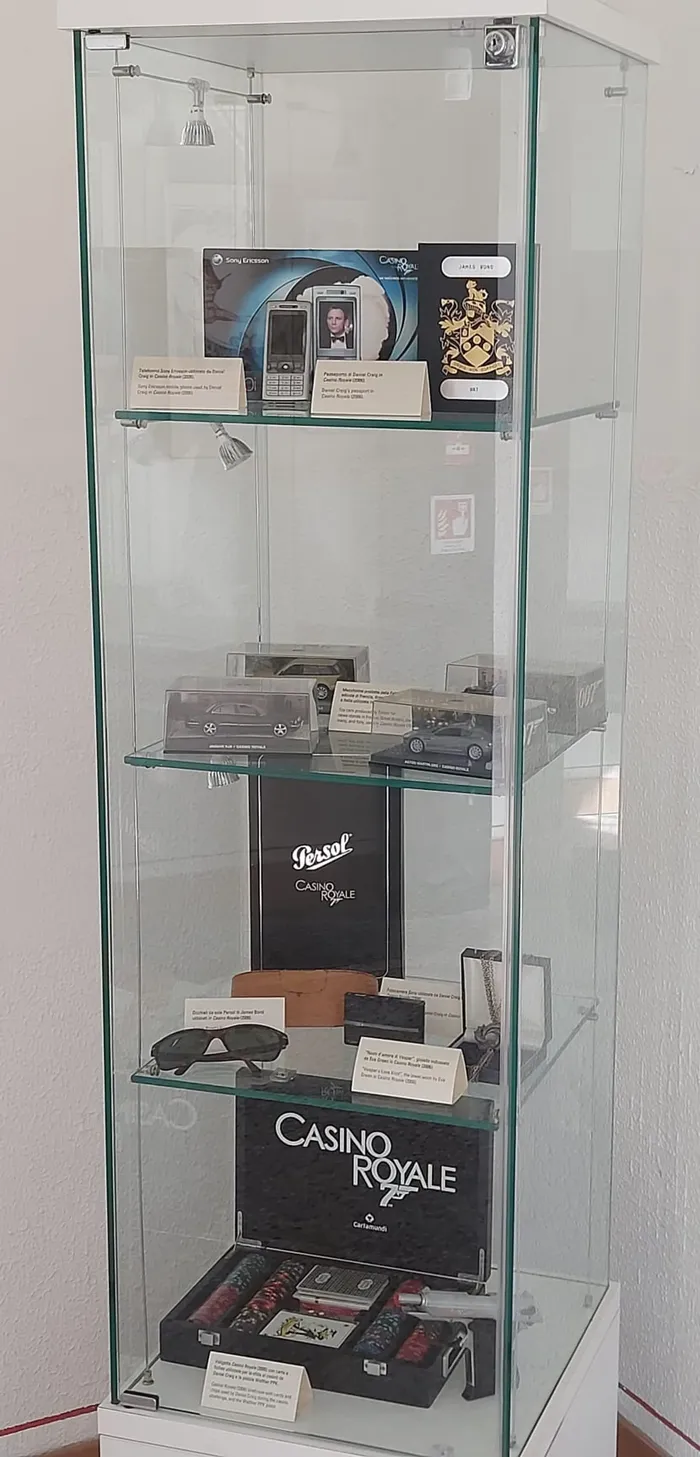 Oggetti di scena e gadget dedicati a Casino Royale, il film di 007 girato sul Lago di Como