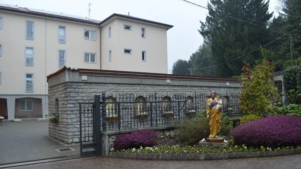 L’ingresso di Villa Fulvia, la struttura si trova a Lipomo in via Cantaluppi L’ingresso di Villa Fulvia, la struttura si trova a Lipomo in via Cantaluppi