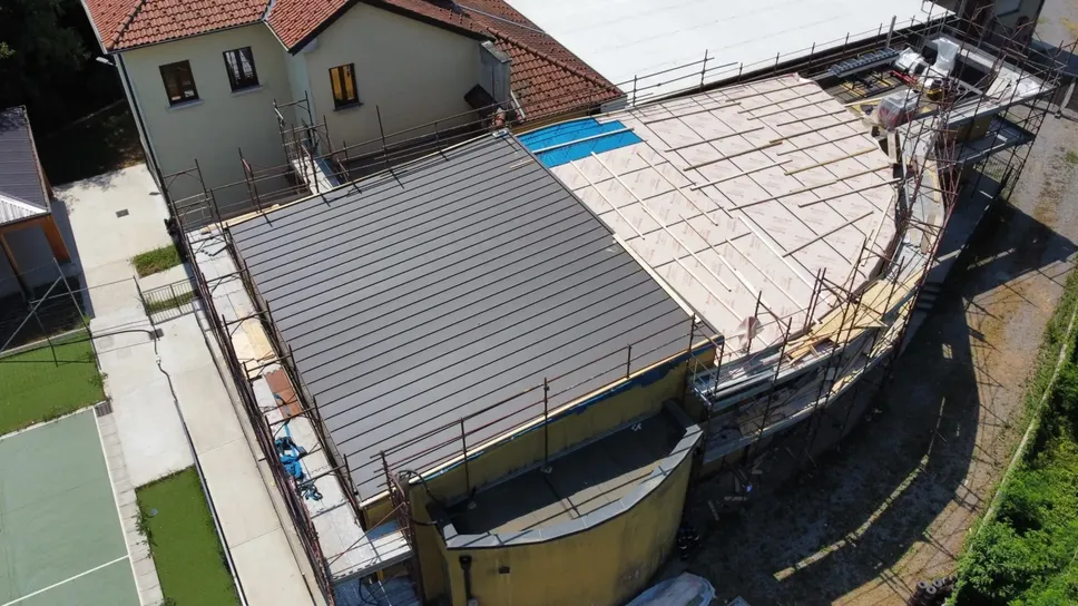 Il rifacimento del tetto del refettorio della scuola di via Valle Mulini