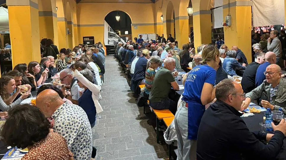 Tantissime persone nella prima serata di venerdì della festa del Lariosoccorso (Bartesaghi) Tantissime persone nella prima serata di venerdì della festa del Lariosoccorso (Bartesaghi)