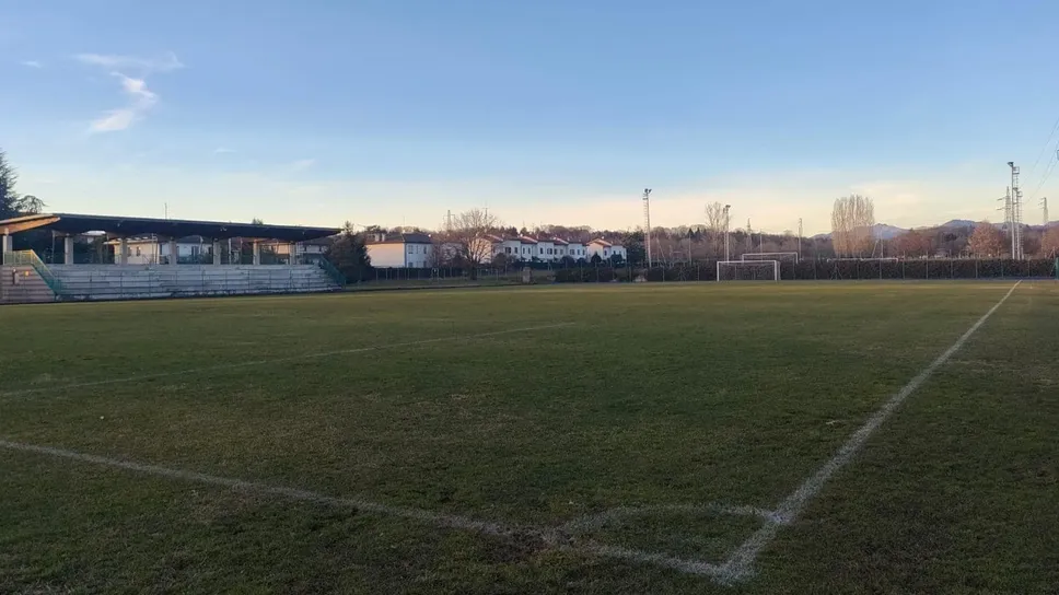 Verrà rigenerato anche il campo in erba naturale Verrà rigenerato anche il campo in erba naturale