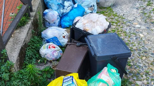 Rifiuti non raccolti a Fino Mornasco