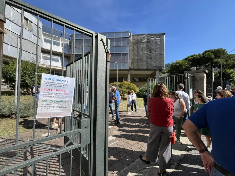 Il presidio è stato convocato da diverse realtà cittadine per le 11 di ieri mattina