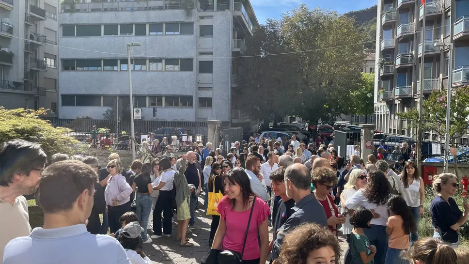 Circa duecento in totale le persone che ieri sono passate dalla Corridoni per manifestare contro la chiusura Circa duecento in totale le persone che ieri sono passate dalla Corridoni per manifestare contro la chiusura