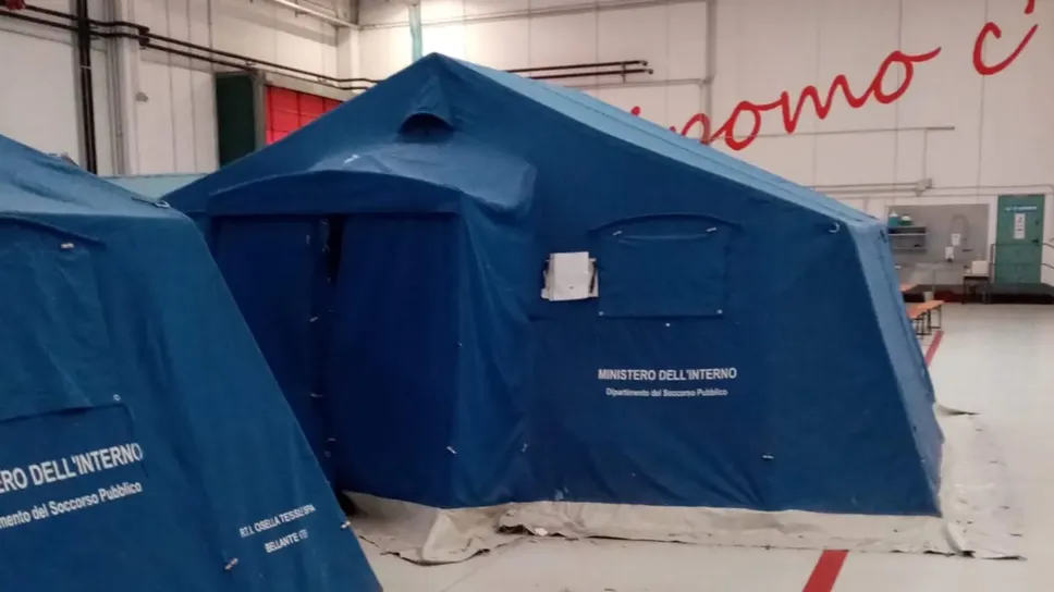 L’interno del centro migranti della Cri L’interno del centro migranti della Cri