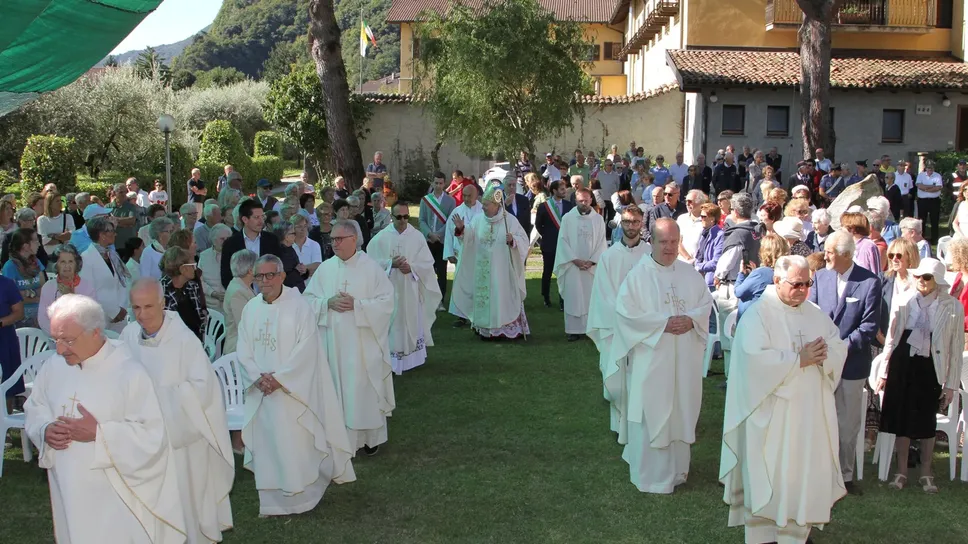 L’arrivo del vescovo di Como, Oscar Cantoni nel giardino del convento francescano (selva) L’arrivo del vescovo di Como, Oscar Cantoni nel giardino del convento francescano (selva)
