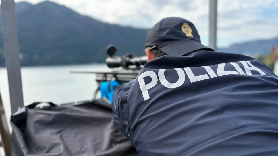 Un tiratore scelto della Polizia sui tetti di Villa d’Este Un tiratore scelto della Polizia sui tetti di Villa d’Este