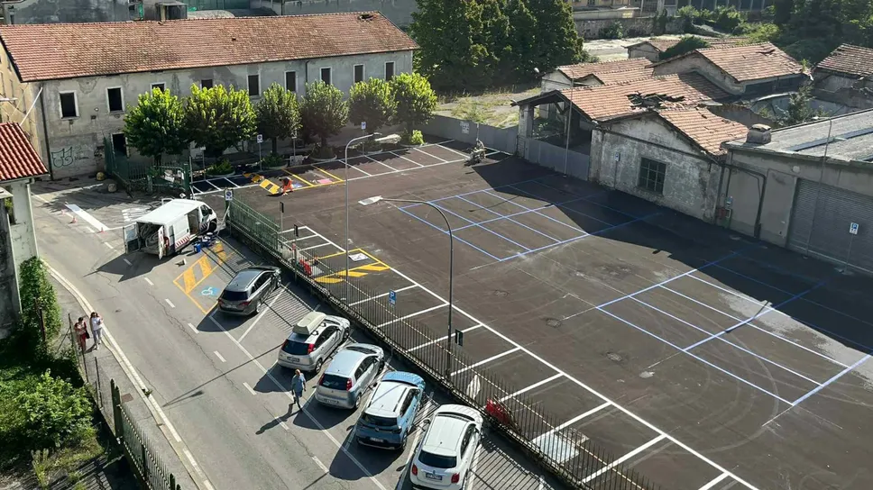 I lavori di rifinitura nel nuovo parcheggio di via Fiume: posata la segnaletica orizzontale  (Bartesaghi)