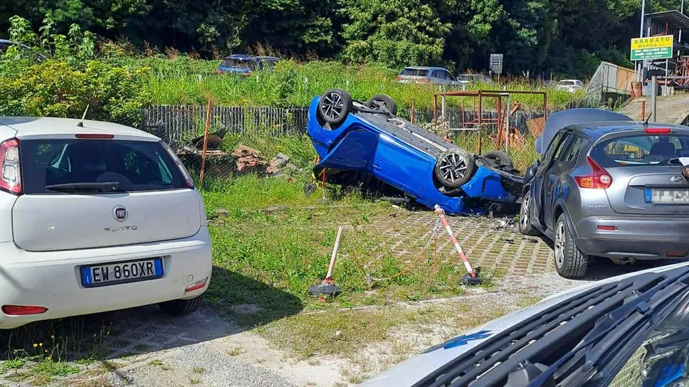 L’auto finita nel parcheggio sottostante alla Como-Lecco