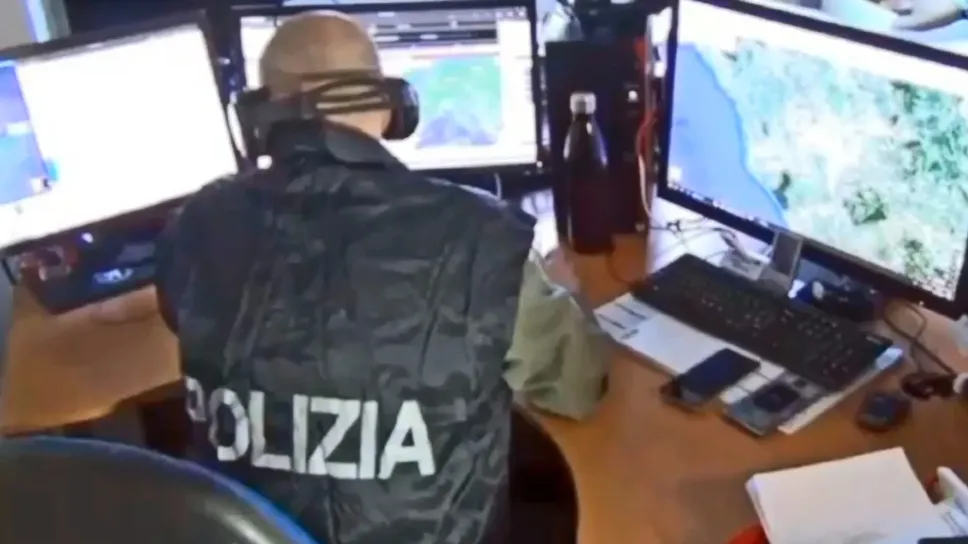 Un agente della Polizia mentre ascolta le intercettazioni a carico degli associati ai clan Un agente della Polizia mentre ascolta le intercettazioni a carico degli associati ai clan