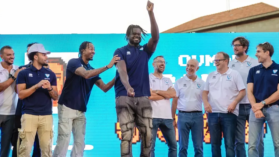 Tra il divertimento generale, Oumar Ballo sul palco balla al ritmo della hit di Raffaella Carrà