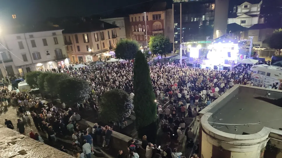 Piazza Garibaldi gremita per il concerto benefico BeaLive Piazza Garibaldi gremita per il concerto benefico BeaLive