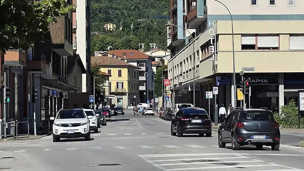 Il tratto di corso 25 Aprile, dove è previsto il nuovo senso unico: il progetto del Comune prevede un investimento per un milione di euro (Bartesaghi)