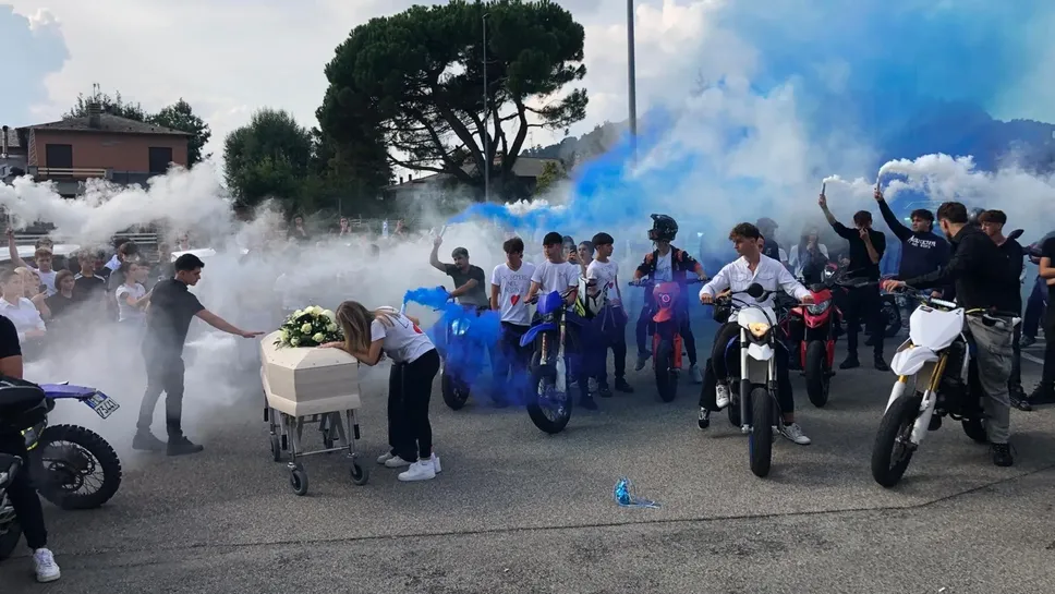 Lo strazio degli amici davanti al feretro di legno chiaro ricoperto dalle rose bianche: un addio con i fumogeni e il rombo dei motori Lo strazio degli amici davanti al feretro di legno chiaro ricoperto dalle rose bianche: un addio con i fumogeni e il rombo dei motori