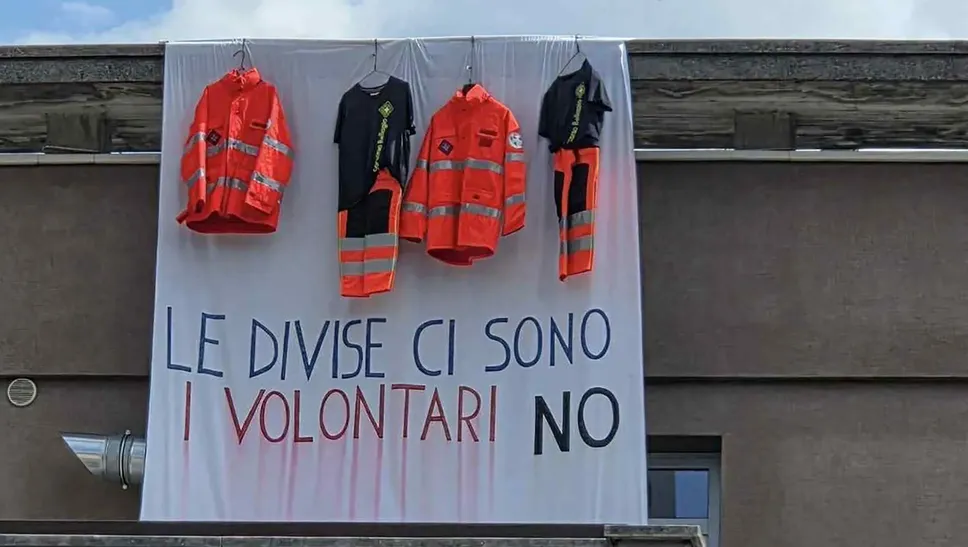 Le divise appese sul tetto della sede dell’Associazione dei Volontari del Soccorso Le divise appese sul tetto della sede dell’Associazione dei Volontari del Soccorso