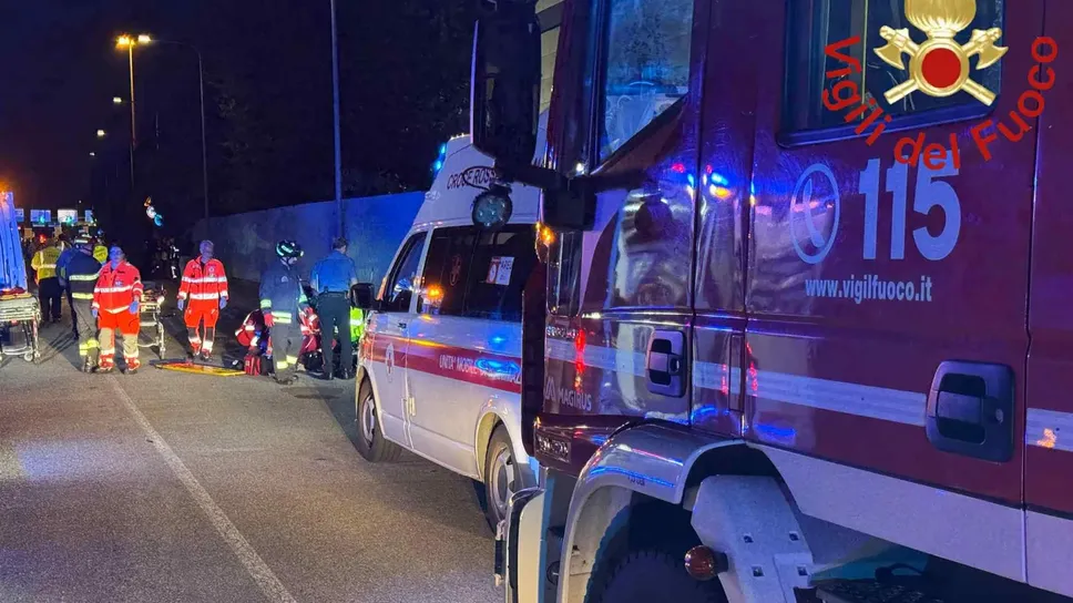 Nell’immagine dei Vigili del Fuoco, intervenuti sul posto, i primi concitati momenti per prestare soccorso ai due ragazzi Nell’immagine dei Vigili del Fuoco, intervenuti sul posto, i primi concitati momenti per prestare soccorso ai due ragazzi