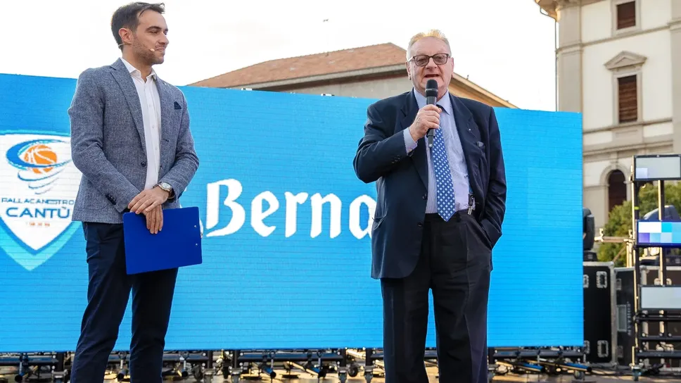 Il presidente Roberto Allievi (a destra) sul palco con il conduttore Marco Demicheli