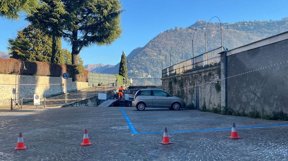 Cancellati i posti bianchi nella zona di Villa Olmo