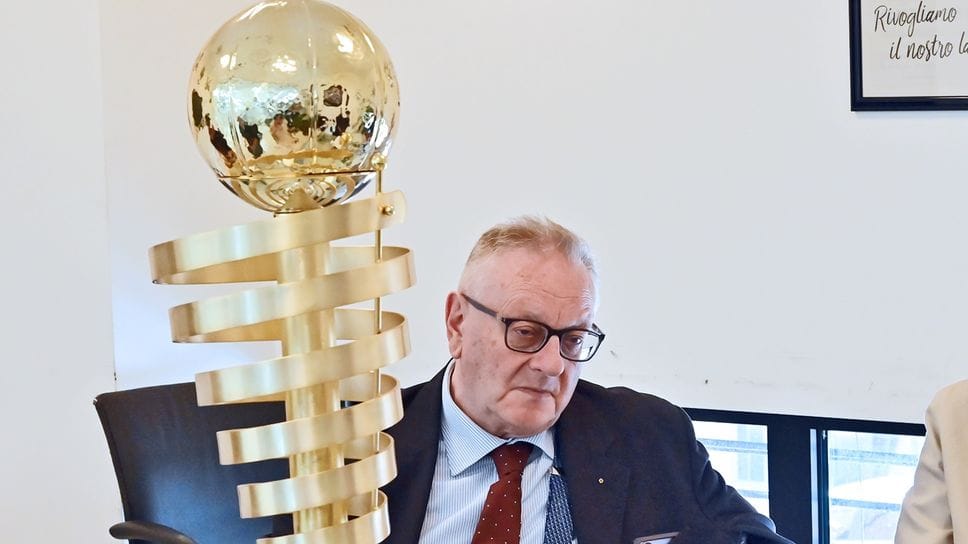 Il presidente Roberto Allievi con il trofeo della promozione in A di Pallacanestro Cantù