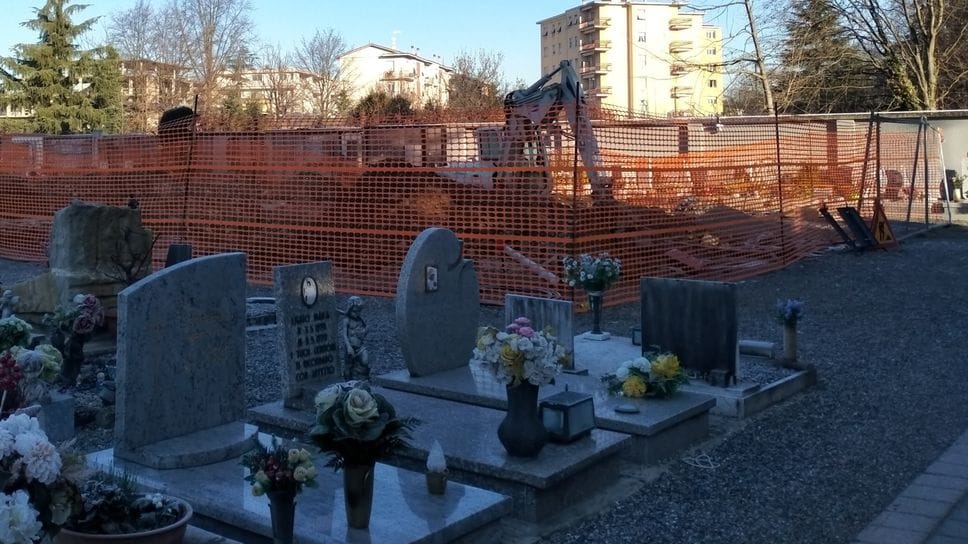 La ruspa all’interno del cantiere del cimitero