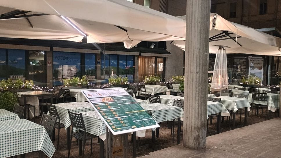 Le nuove regole decise dal Comune per gli arredi fuori da bar e ristoranti fanno discutere