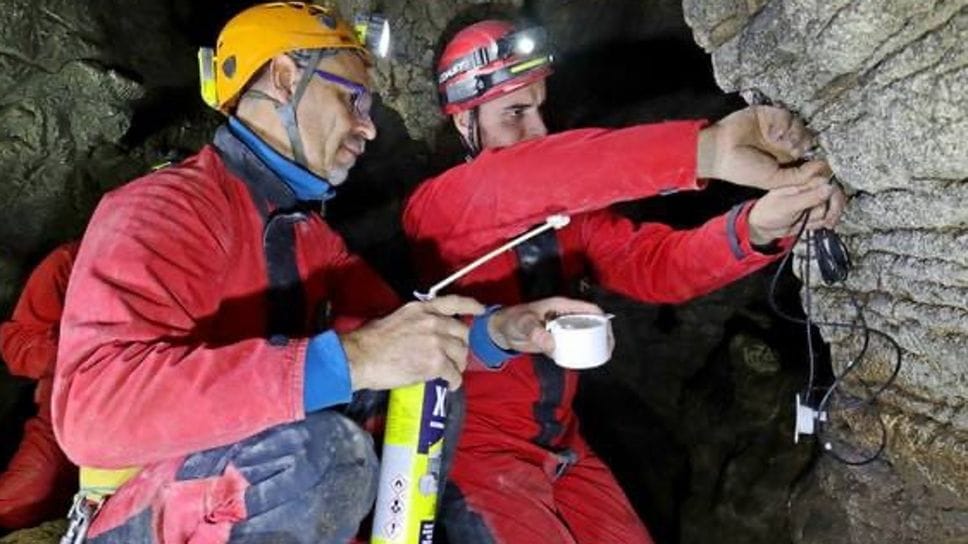 Gli speleologi fissano le sonde sulle pareti del Buco del Piombo, nella foto di Luana Aimar