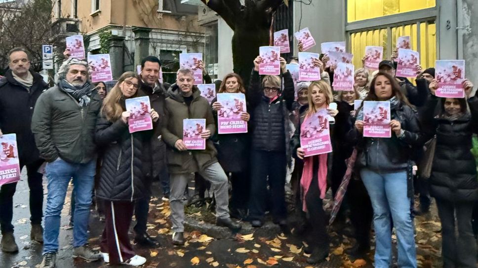 Una delle manifestazioni per chiedere di non tagliare i ciliegi in via XX Settembre