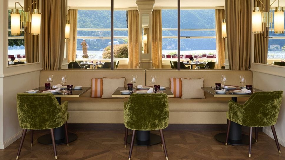 Gli spazi del ristorante fronte lago